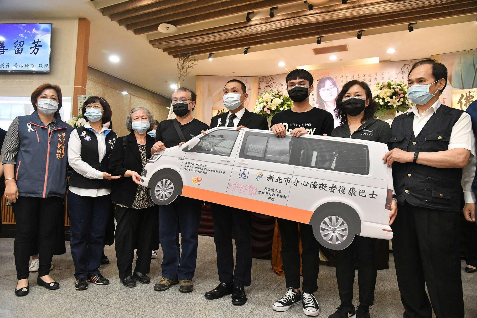 蘇花公路遊覽車事故最年輕罹難者呂淑楨家屬4月捐贈復康巴士「天使號」。(新北市政府提供)