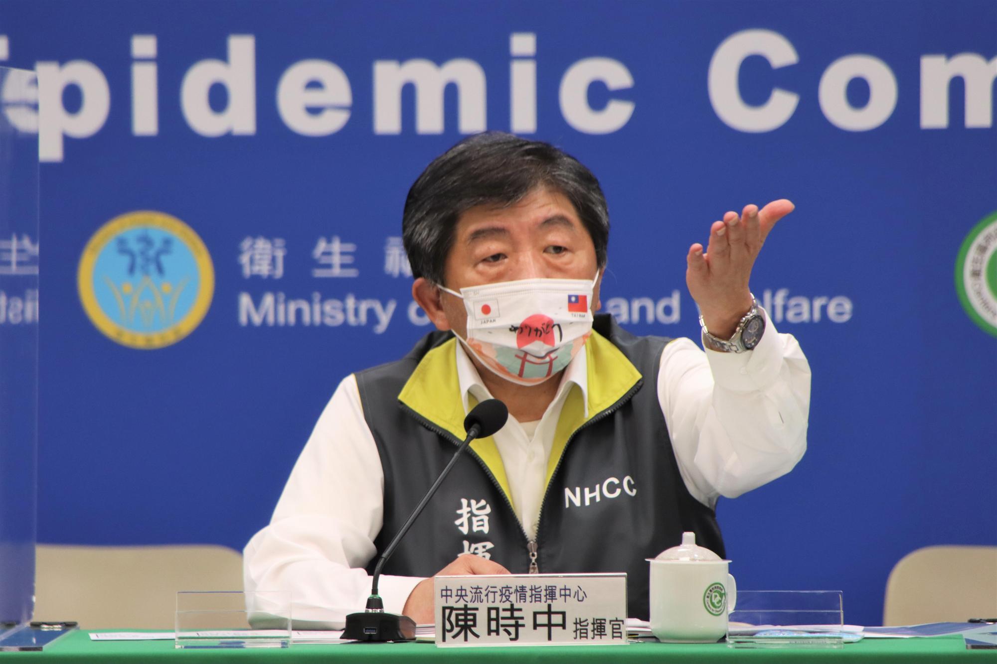指揮官陳時中解釋，DNR是家屬與醫事人員專業意見的選擇。（指揮中心提供）