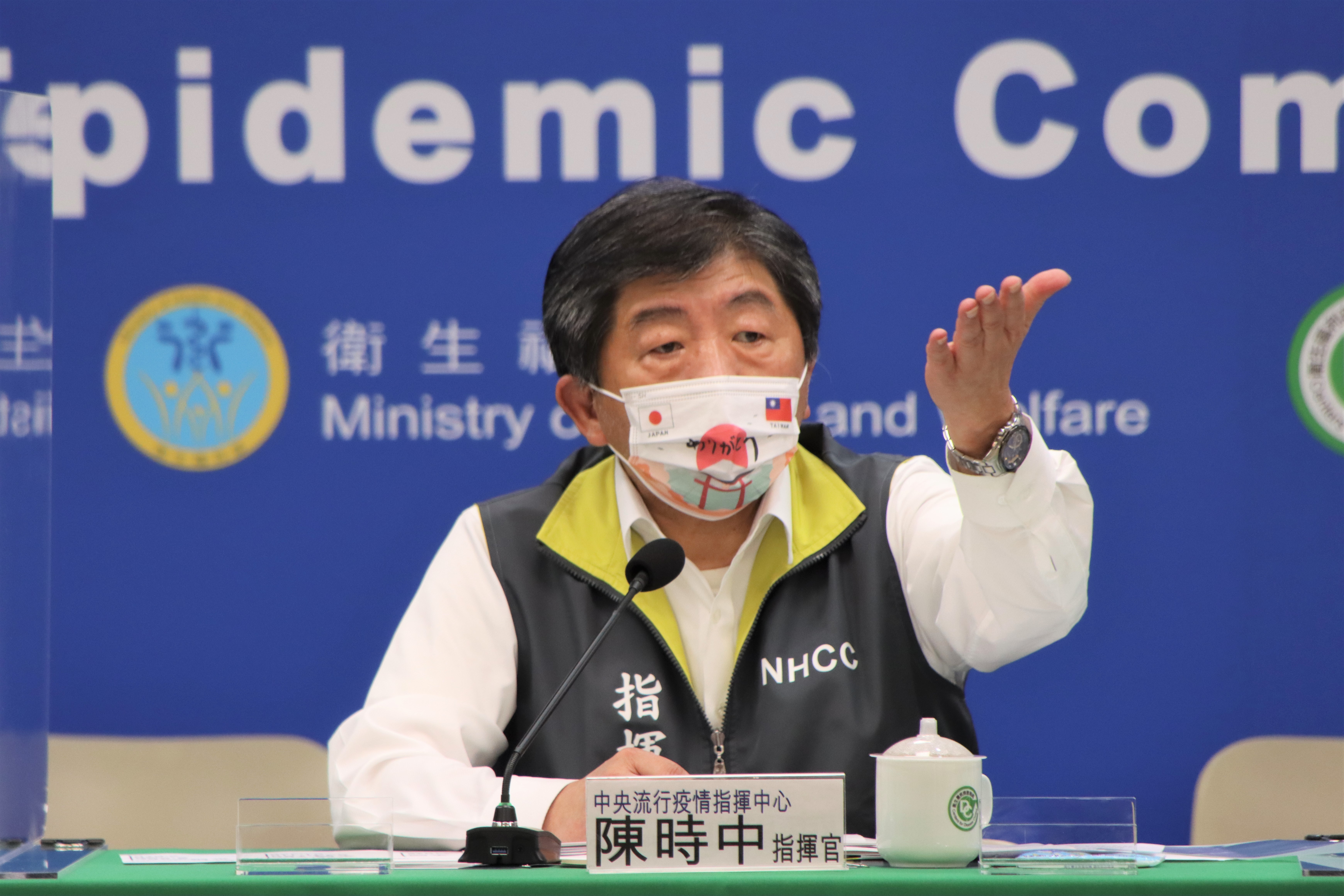 指揮官陳時中解釋，DNR是家屬與醫事人員專業意見的選擇。（指揮中心提供）