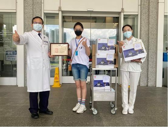 人在澳門的安以軒,委託在台好友夏于喬送物資到醫院。(翻攝安以軒臉書)