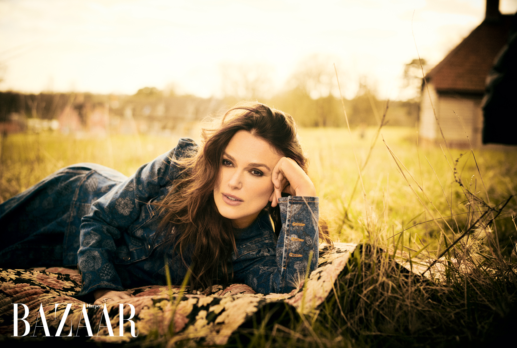 綺拉奈特莉登上《Harper’s BAZAAR》7月號封面，暢談英國封城下的日常。（《Harper’s BAZAAR》國際中文版提供）