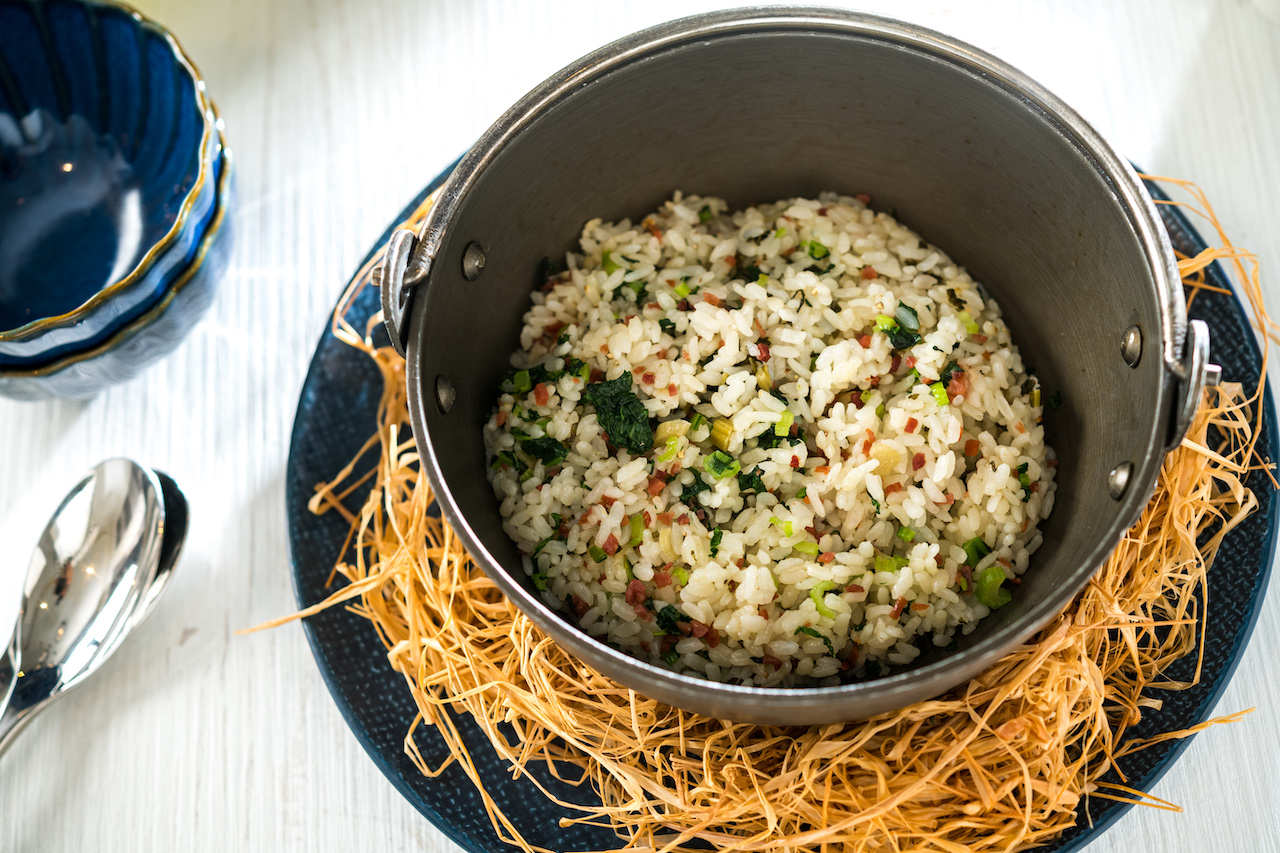 Chinois的招牌菜色「伊比利菜飯＆漬物」，靈感來自經典上海菜飯，Vincent加入自製羽衣甘藍雪裡紅、伊比利豬肉一起炊煮，帶有發酵的迷人韻味。（店內供應餐點，也有菜飯便當可供選擇）
