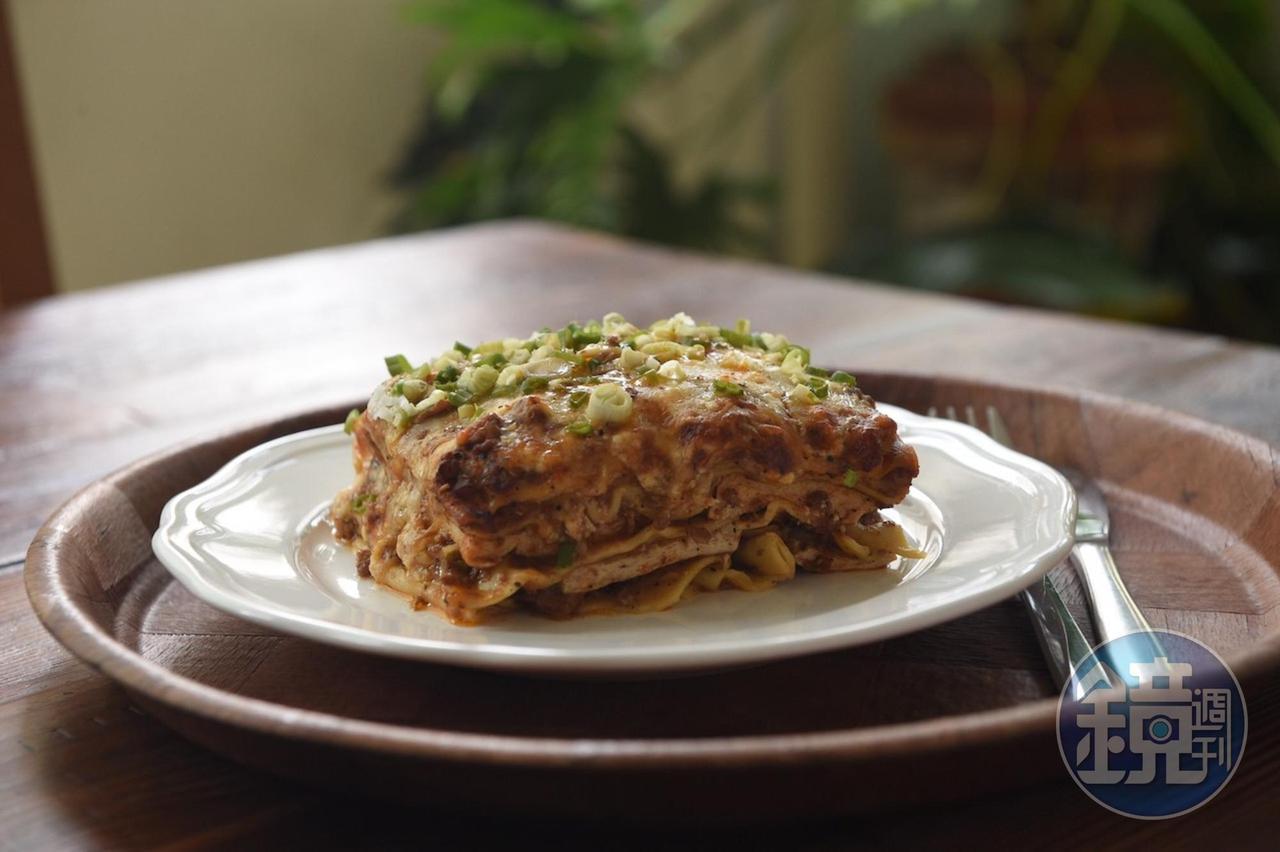 「麻婆豆腐千層麵」層疊了麵體、豆干和茄子,辛香麻辣。