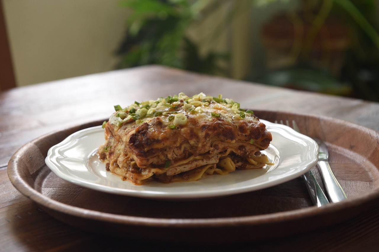「麻婆豆腐千層麵」層疊了麵體、豆干和茄子，辛香麻辣。