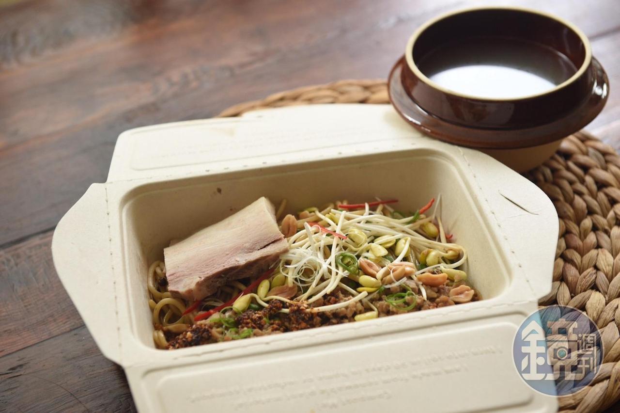 附有麵湯的「擔擔義大利麵」,鋪上低溫烹調的放牧黑豬,肉質處理得極好。