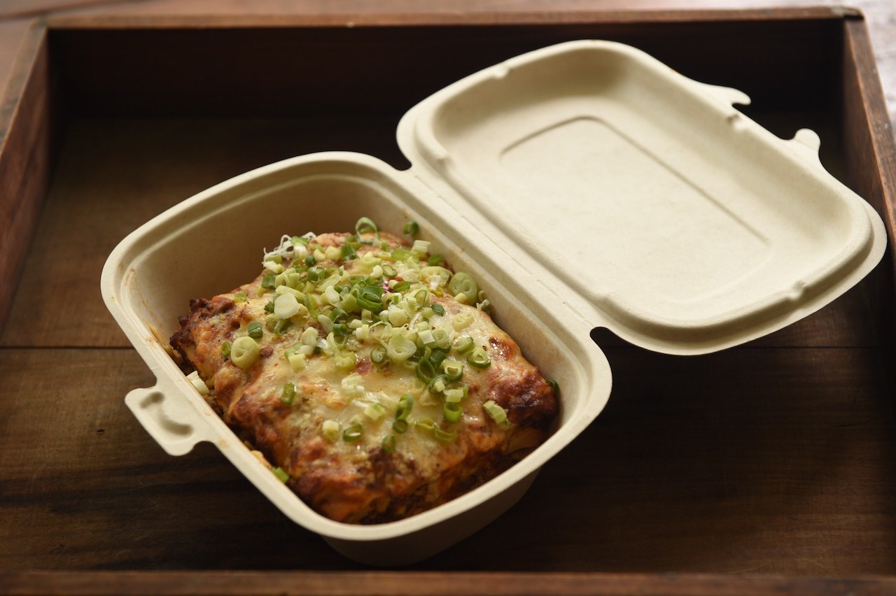 打開「麻婆豆腐千層麵」餐盒，中菜專屬的香氣已溢散。 