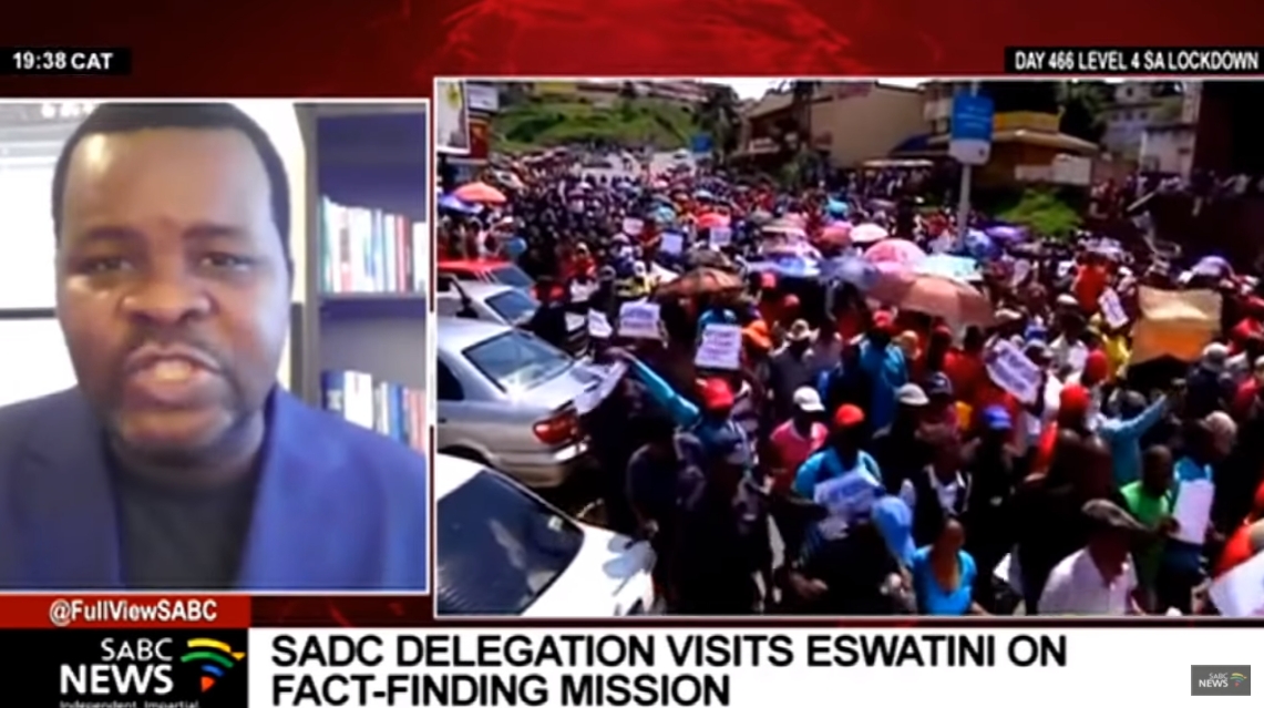 史瓦帝尼爆發示威抗議，政府出動軍隊鎮壓引爆衝突，SADC代表團前往調查盼促進對話。（翻攝自SABC News YouTube）