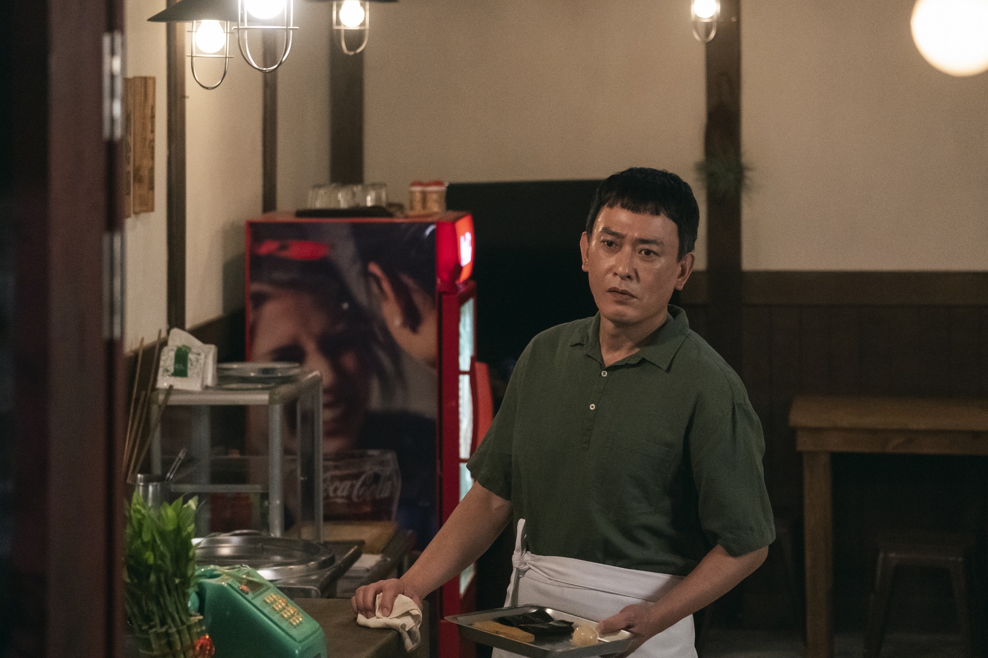 王識賢劇中不但是社頭「聖恩社」社長,同時經營「龍也饞」小吃店。(東森電視、映畫提供)