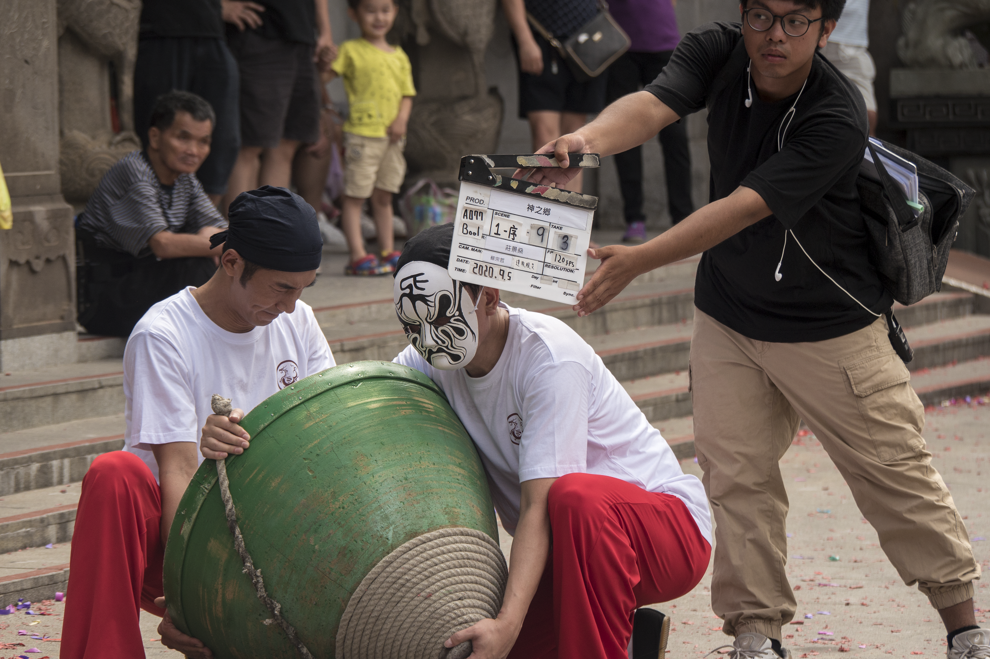 王識賢（中）劇中要拋60公斤大陀螺，挑戰技巧和體力。（東森電視、映畫提供）