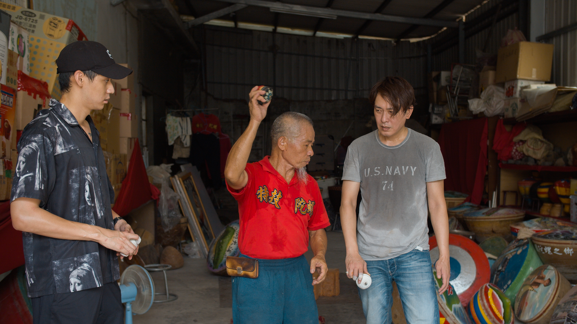 王識賢(右)、李玉璽(左)開拍前與大溪國寶級陀螺師傅阿海師(中)學習打陀螺。(東森電視、映畫提供)