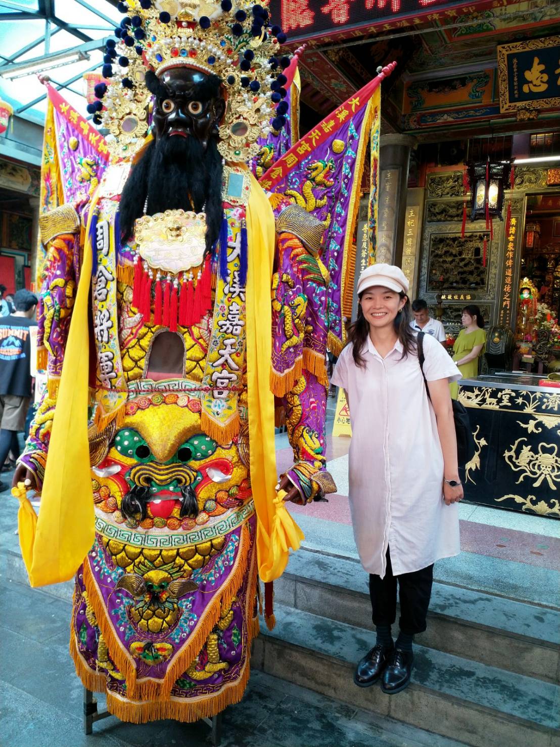 編劇王莉雯(右)費時1年3個月田調編劇《神之鄉》。左為周倉將軍。(東森電視、映畫提供)