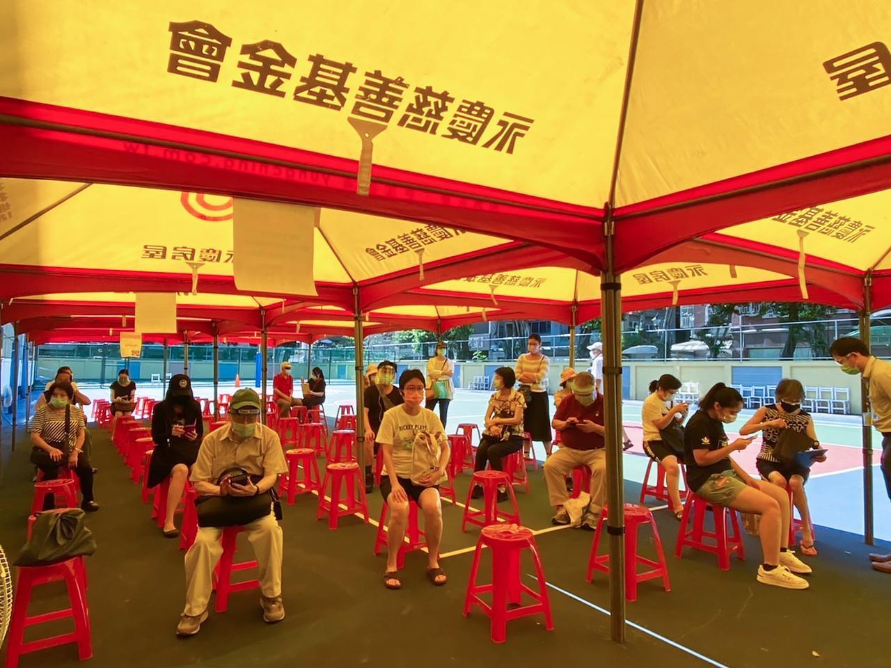 永慶房屋怕長輩等待過久中暑,特別支援30個防疫帳篷,讓長輩安心等待,減少密集聚集、推擠。