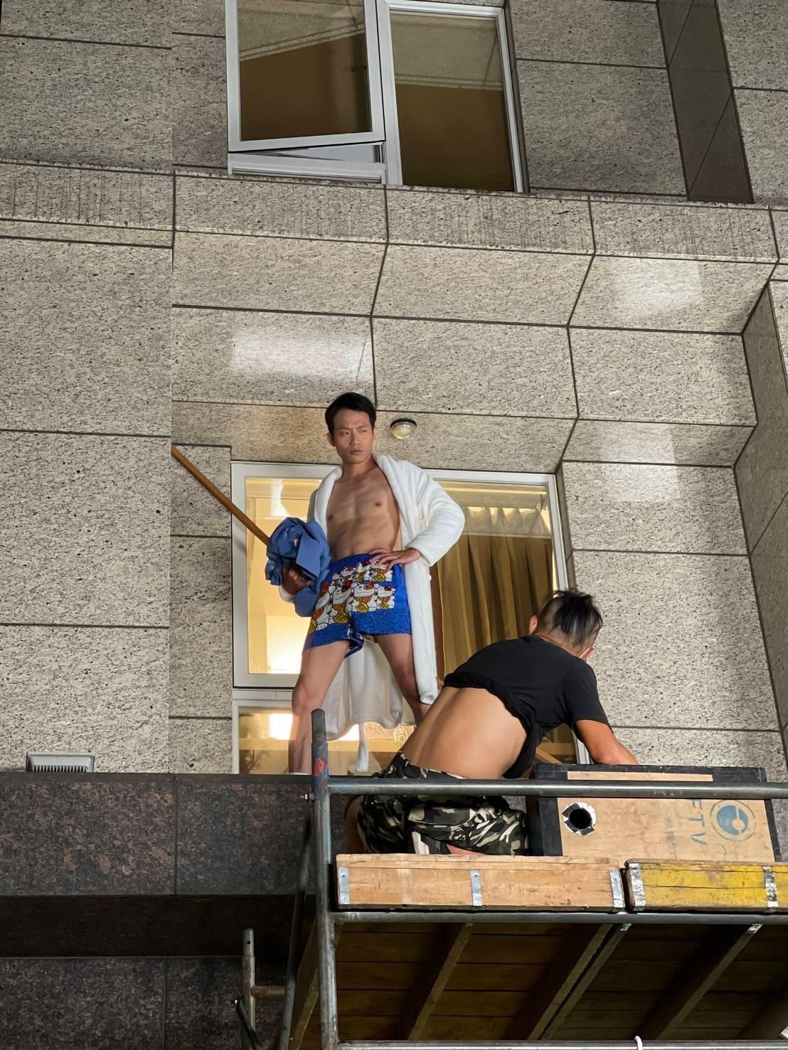 張哲豪秀出精瘦身材。（民視提供）