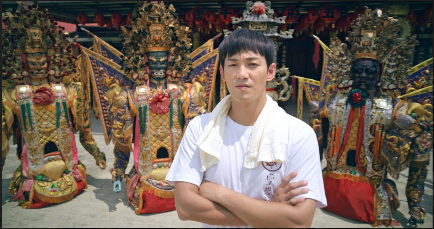 廖威廉是劇中社頭「聖恩社」成員,在遶境活動中負責舉將軍。(東森電視、映畫提供)