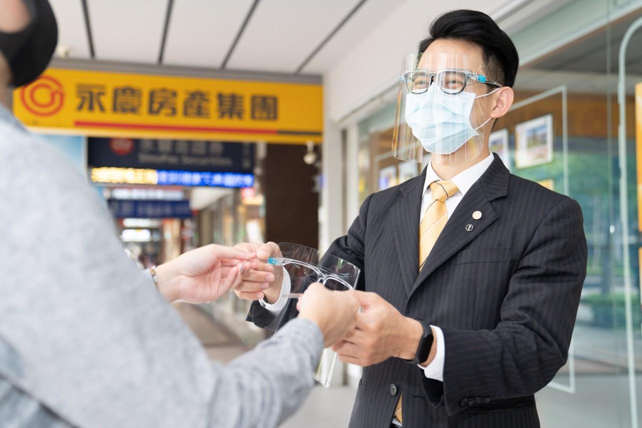 若消費者有實地賞屋需求,永慶房屋將會先徵得屋主、社區同意,並做好完整的防疫措施,限制帶看人數5人以下、全程攜帶口罩、準備消毒酒精,更贈送消費者防疫面罩。