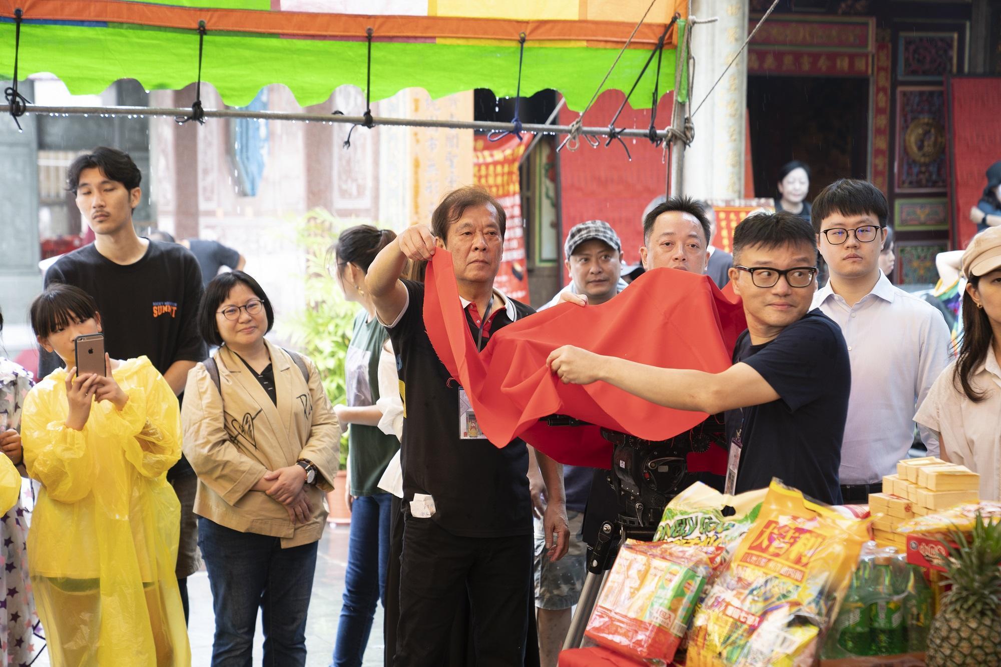 總製作人郭建宏（中）相中漫畫《神之鄉》在地元素及情感，取得授權改編成劇集。（前排右一為導演莊景燊）（東森電視、映畫提供）