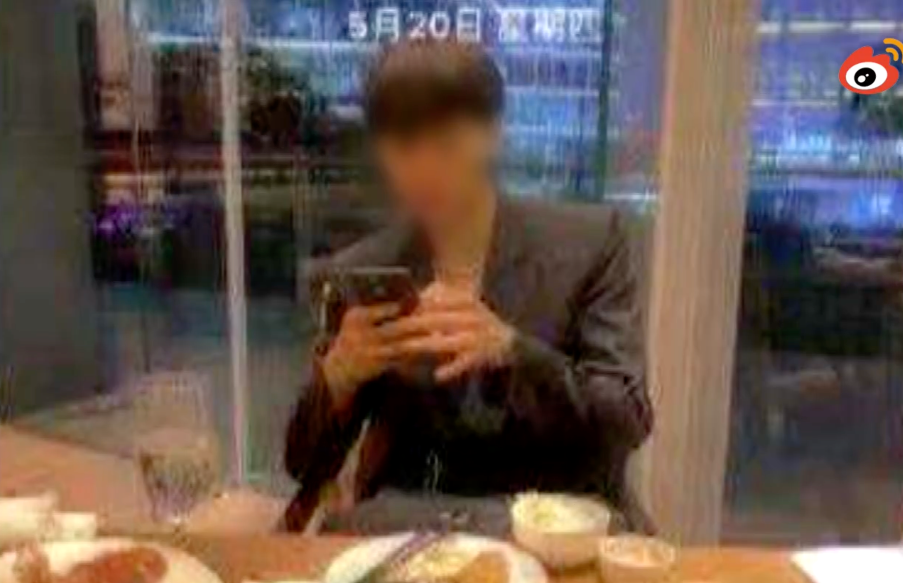 張男在曹女相簿中，找到她與男模外出的照片。（翻攝自微博）