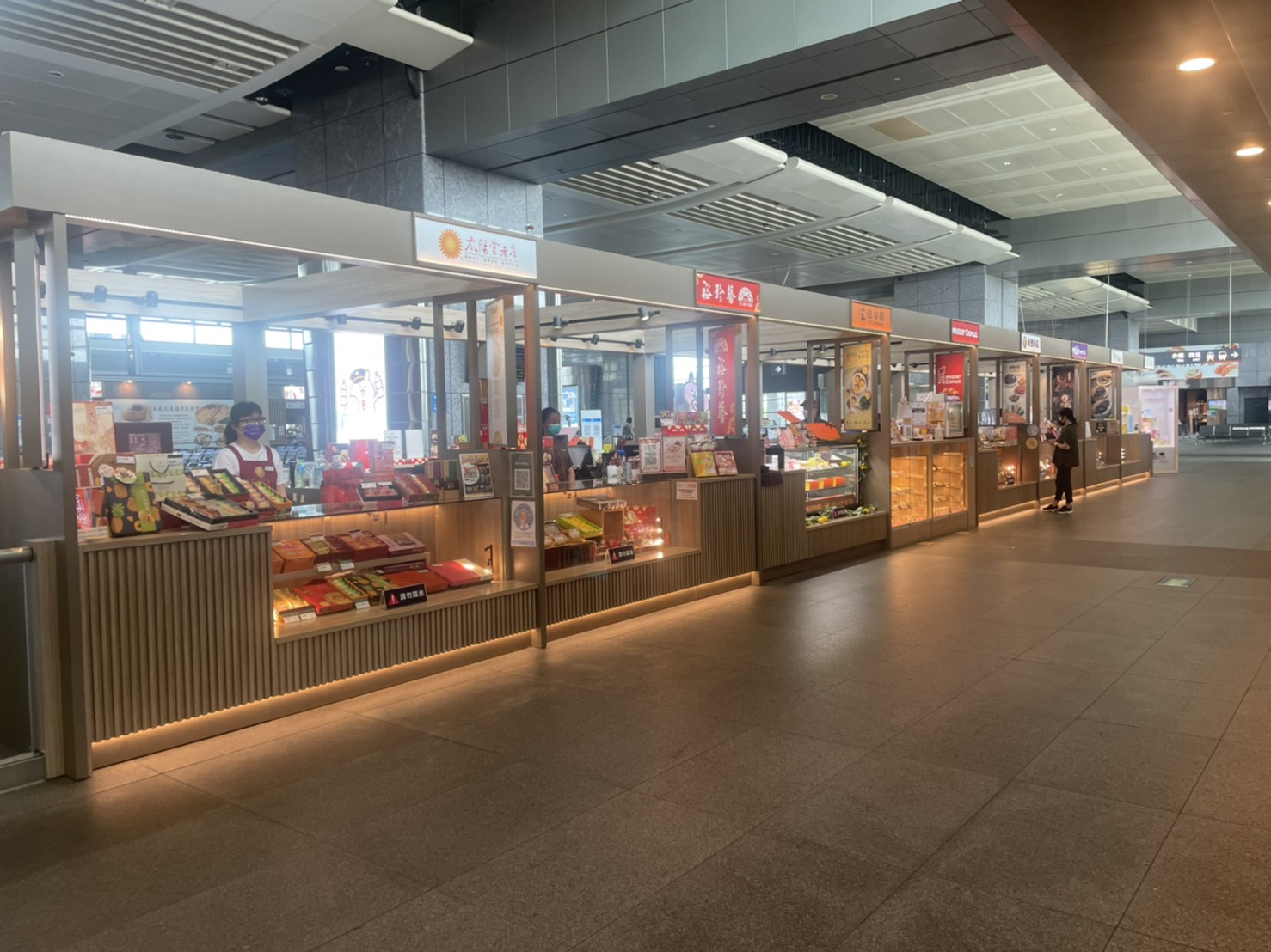 高鐵公司為與站內商家同舟共濟，宣布減收商場租金暨緩繳3個月措施。（台灣高鐵提供）