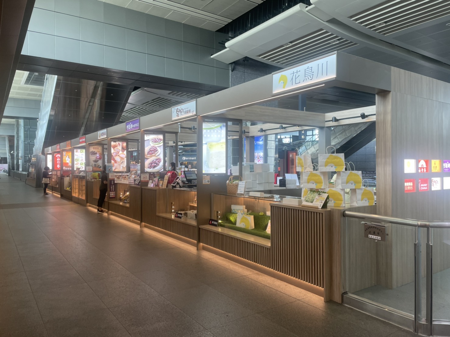高鐵宣布，針對全線12座車站內、152家商場承租店面及販售櫃位自5月起減收租金，另提供當月租金可緩交3個月方案。（台灣高鐵提供）