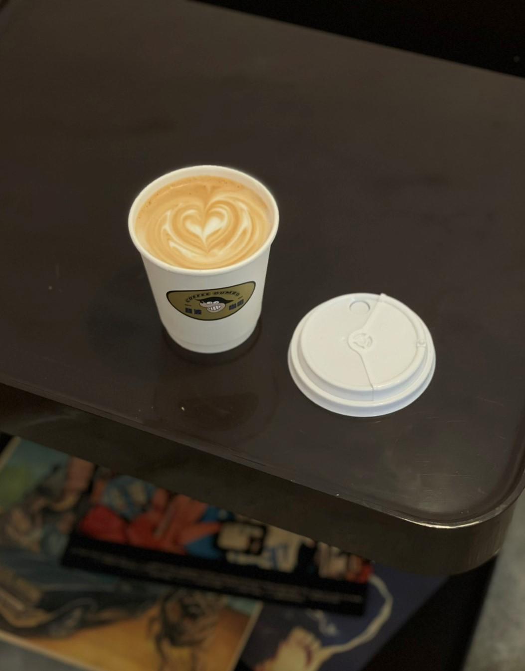 奶香豐厚的經典熱拿鐵。（100元／杯）（登波咖啡coffee dumbo提供）
