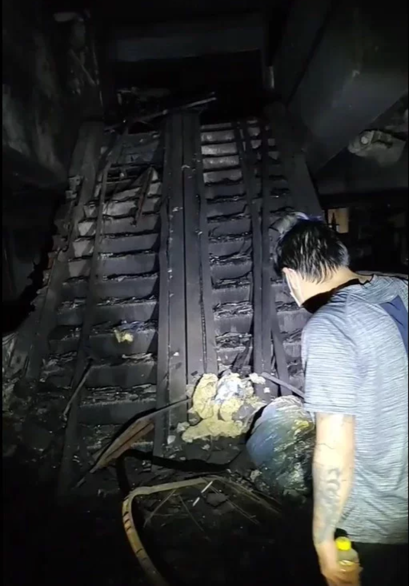 事故現場一片狼籍,電扶梯也被燒得焦黑。(翻攝自臉書)