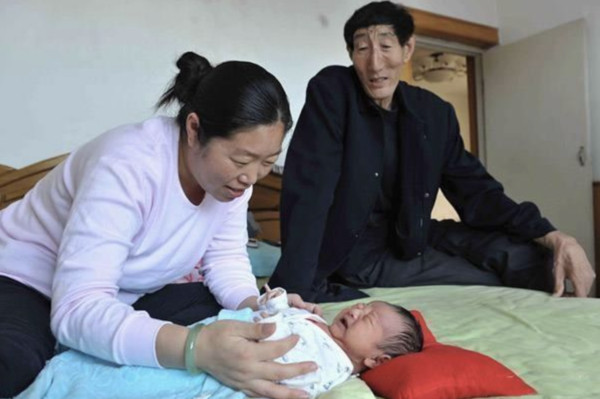 小倆口相當恩愛,婚後產下兒子。(翻攝自微博)