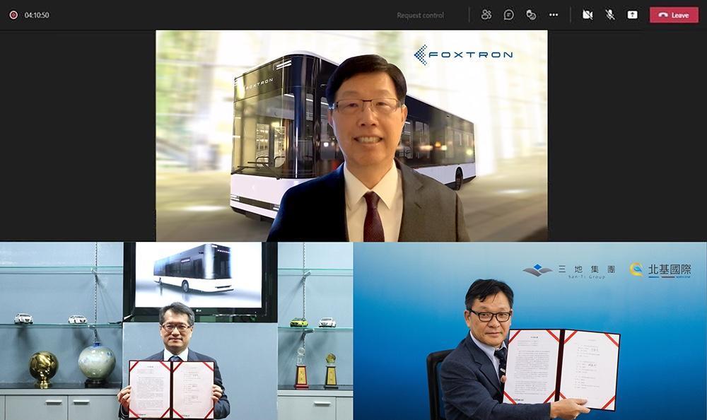 三地集團今天宣布和鴻華先進科技簽署電動巴士合作MU,圖上方為鴻華先進科技董事長劉揚偉、左下為總經理李秉彥;右下為三地集團鍾嘉村董事長。(三地集團提供)