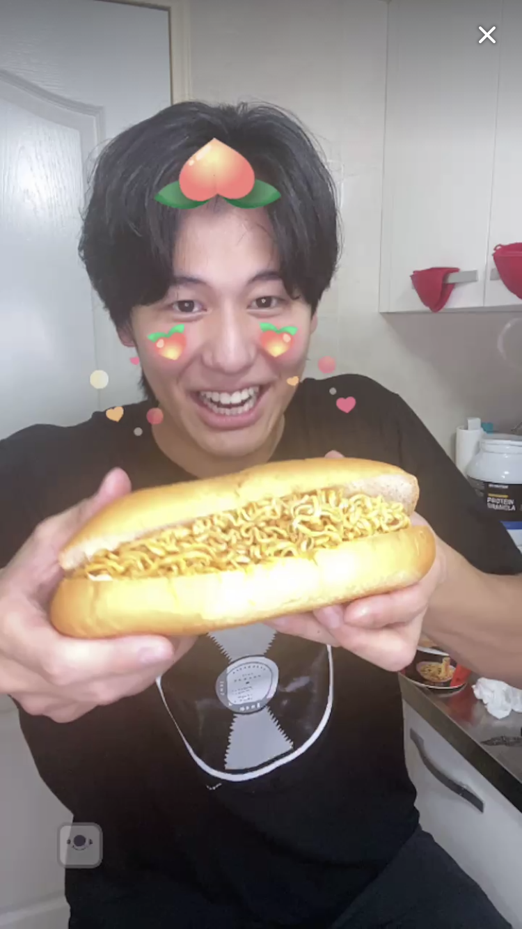 風田利用便利商店食材，教作日本國民小吃-炒麵麵包。(17LIVE提供)