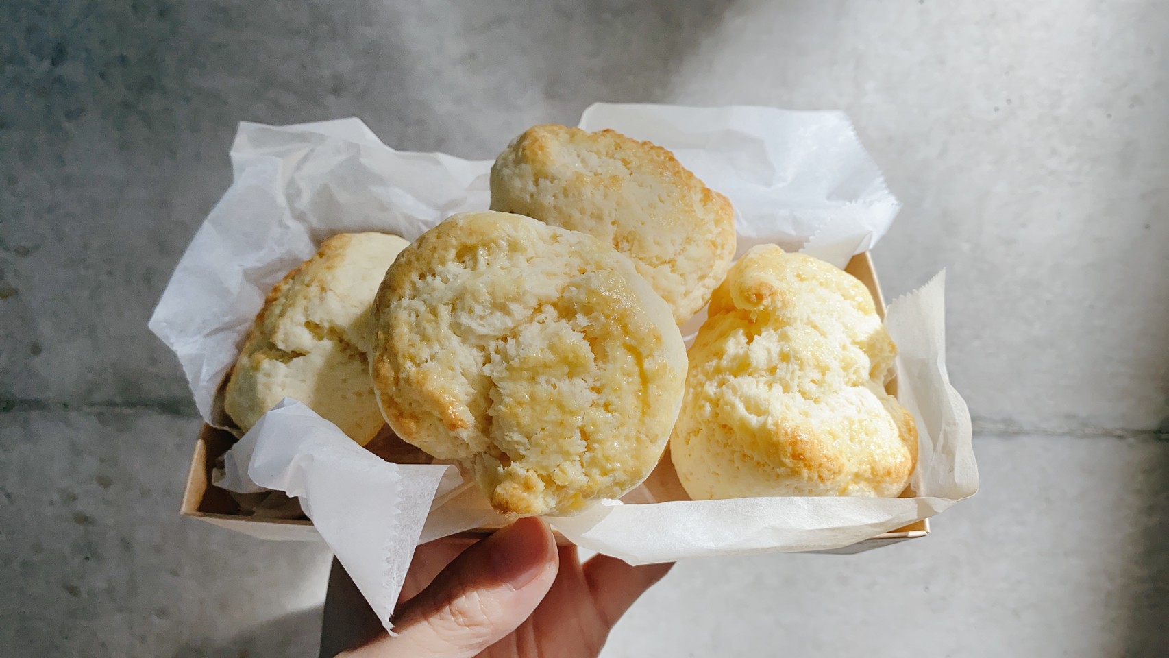 蜷尾家パン「愛情麵包箱」原味司康。（蜷尾家提供）