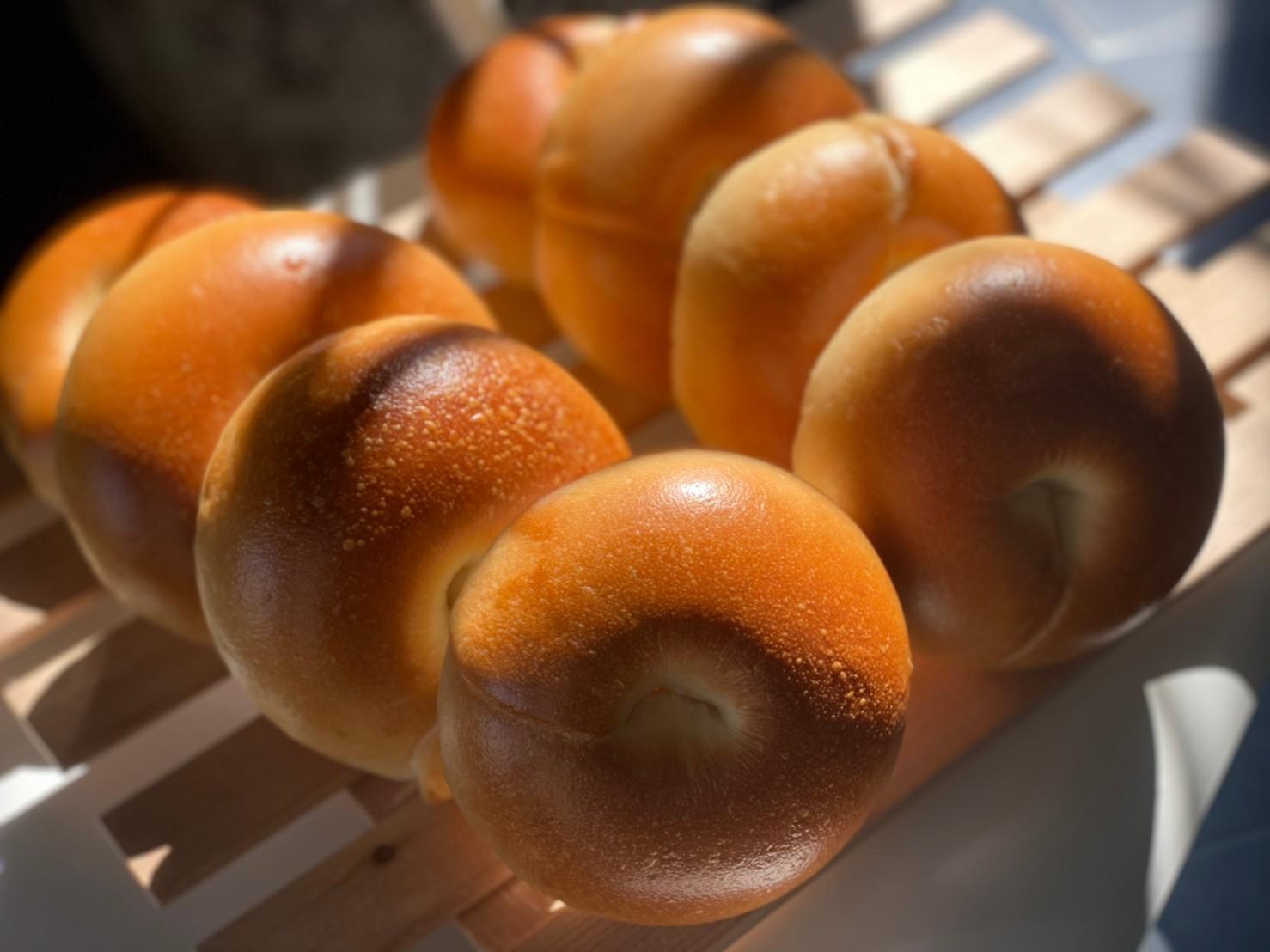 蜷尾家パン「愛情麵包箱」原味貝果。(蜷尾家提供)