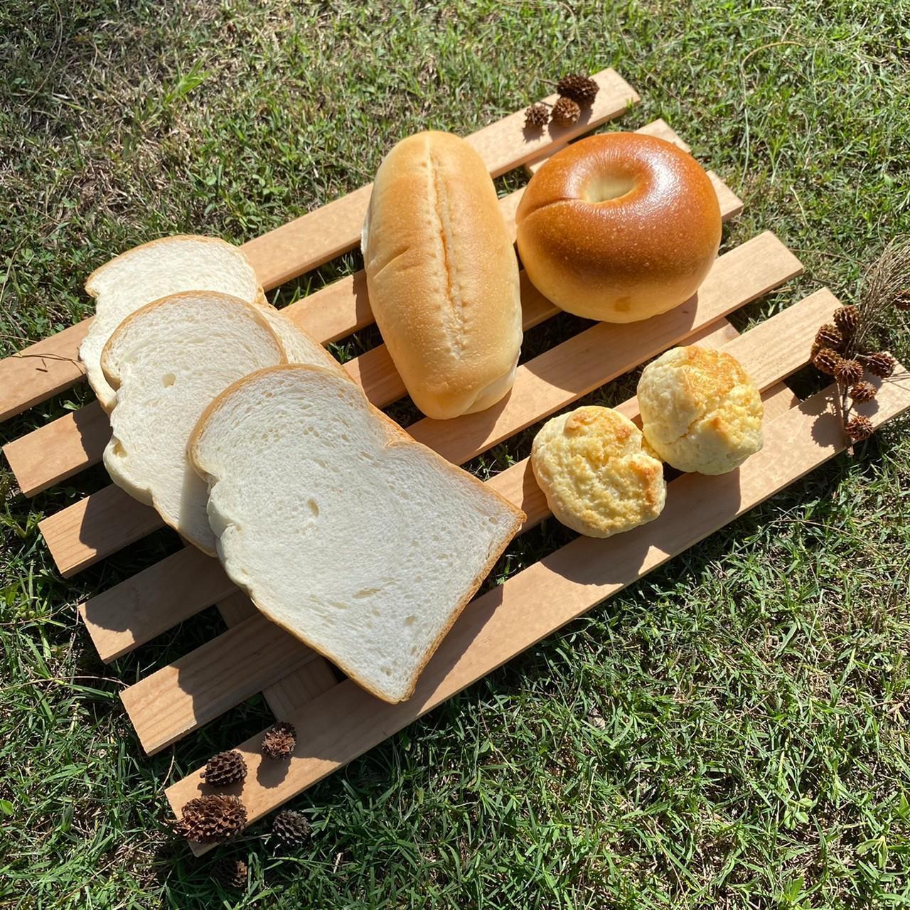 「愛情麵包箱」集合純鮮奶製作的吐司、維也納麵包、原味貝果及原味司康4種不同口感的麵包。(蜷尾家提供)