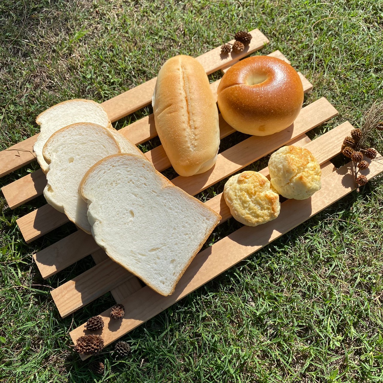 「愛情麵包箱」集合純鮮奶製作的吐司、維也納麵包、原味貝果及原味司康4種不同口感的麵包。（蜷尾家提供）
