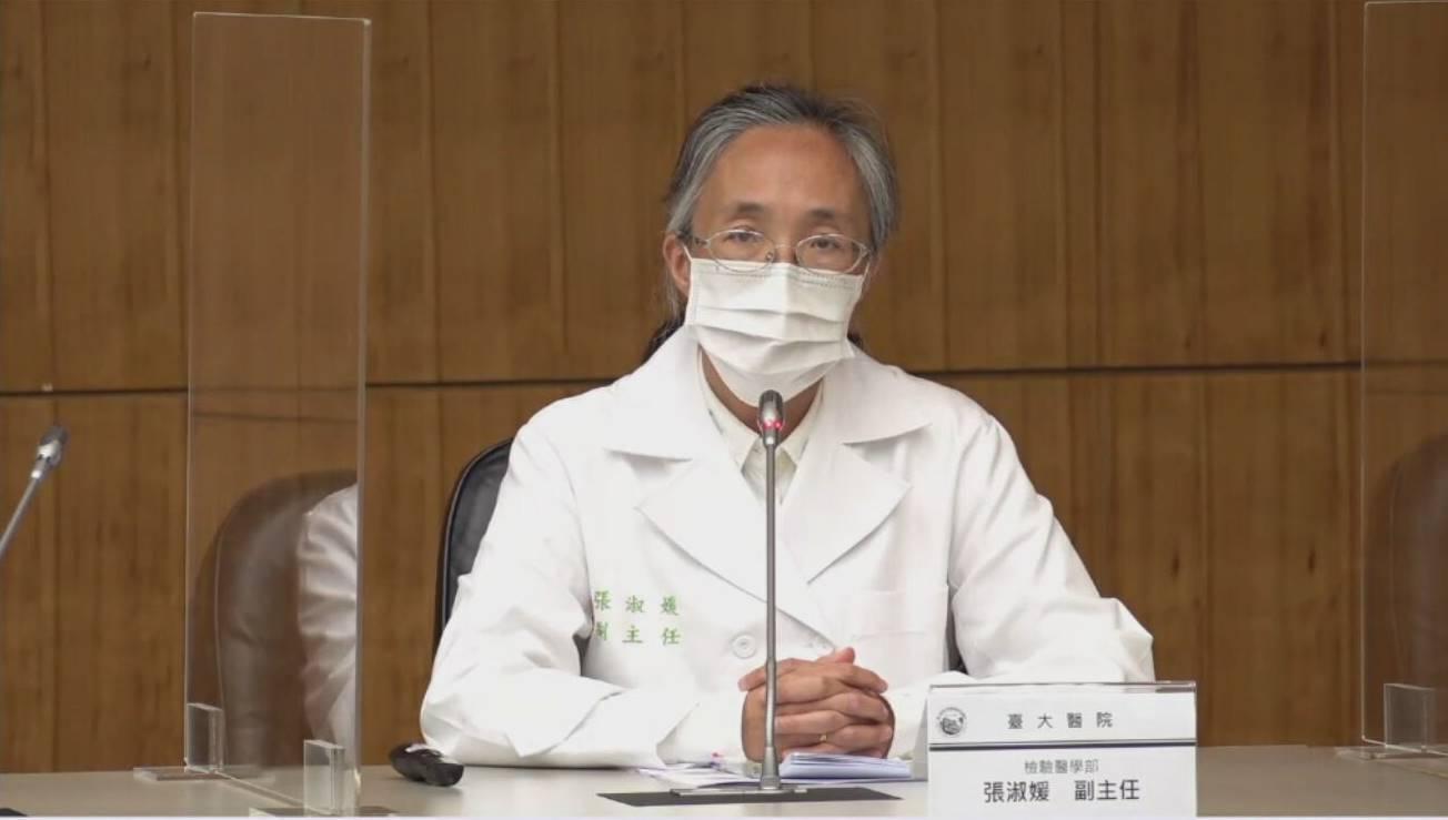 張淑媛教授透露，Delta變異株雖然在體內轉陰時間較長，不過其病毒量高，依照目前對入境者14天的三次採檢策略，很有機會能成功圍堵該變異株入境。（翻攝台大醫院線上記者會）
