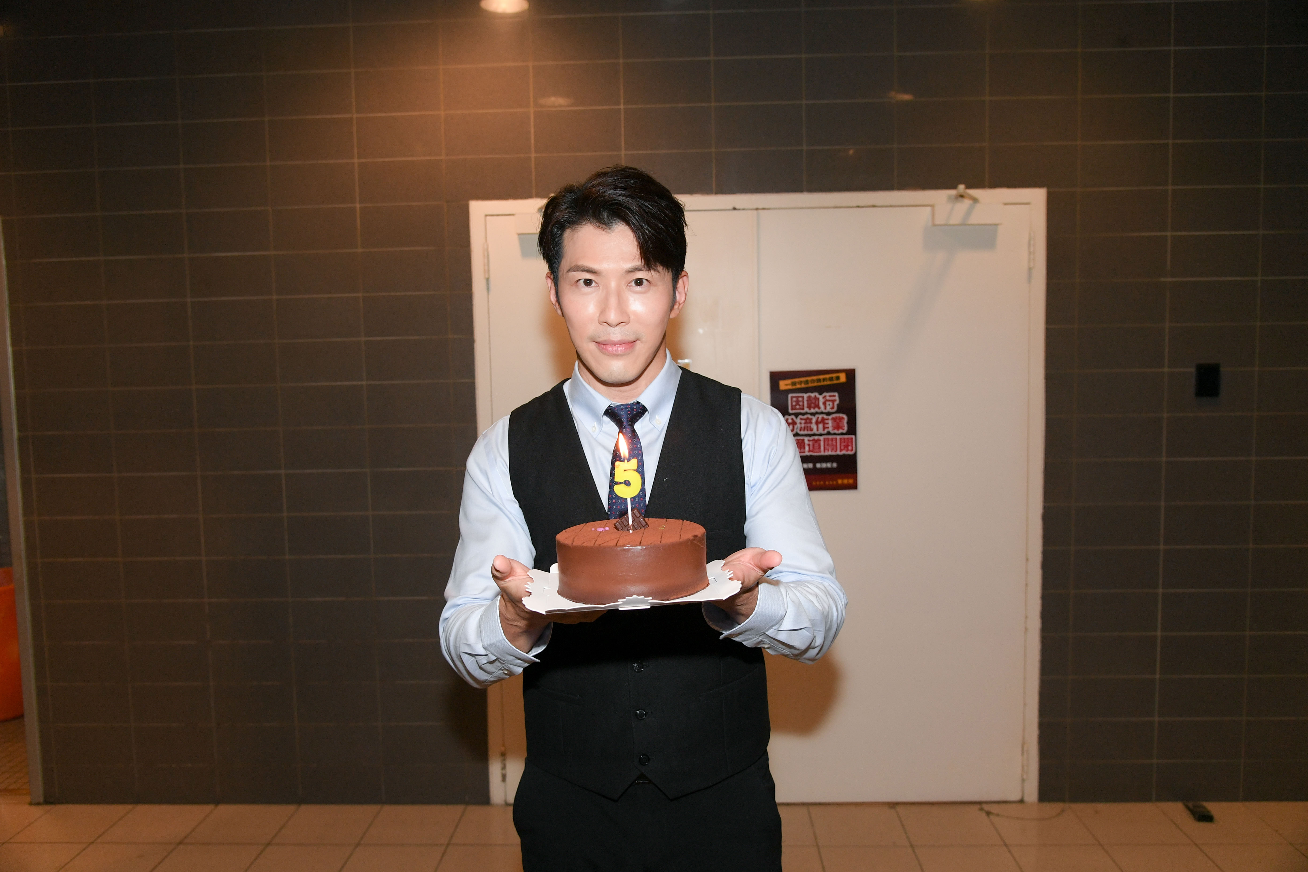 黃少祺過50歲生日，自嘲快可以打疫苗了。（三立提供）