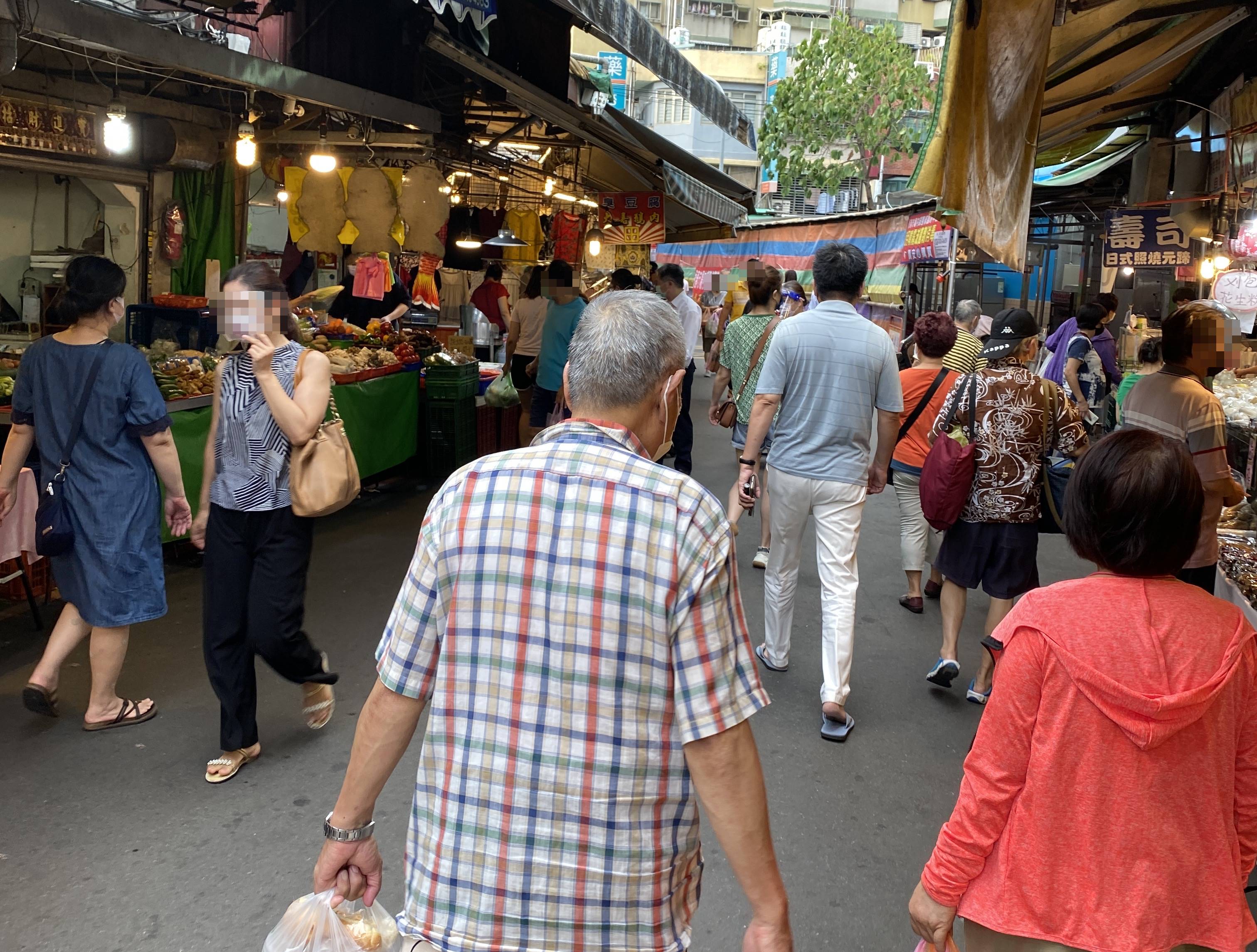 虎林街永春市場內今晚發生一起丟擲汽油彈的縱火事件，起因疑似攤商糾紛導致。圖片並非事發照片。（本刊資料照）