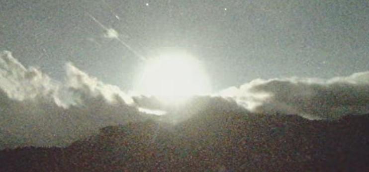今晨深夜一顆超大流星劃過台灣夜空,引起網友熱議。(翻攝自鹿林天文台臉書)