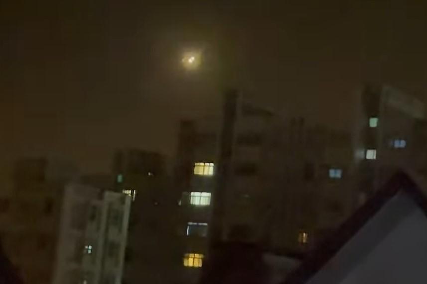 今晨深夜一顆超大流星劃過台灣夜空,引起網友熱議。(翻攝自宜蘭知識+臉書社團)