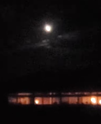 今晨深夜一顆超大流星劃過台灣夜空，引起網友熱議。（翻攝自臉書）