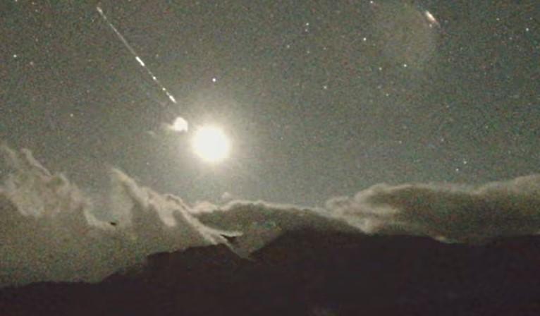 今晨深夜一顆超大流星劃過台灣夜空,引起網友熱議。(翻攝自鹿林天文台臉書)