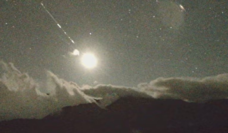 今晨深夜一顆超大流星劃過台灣夜空，引起網友熱議。（翻攝自鹿林天文台臉書）