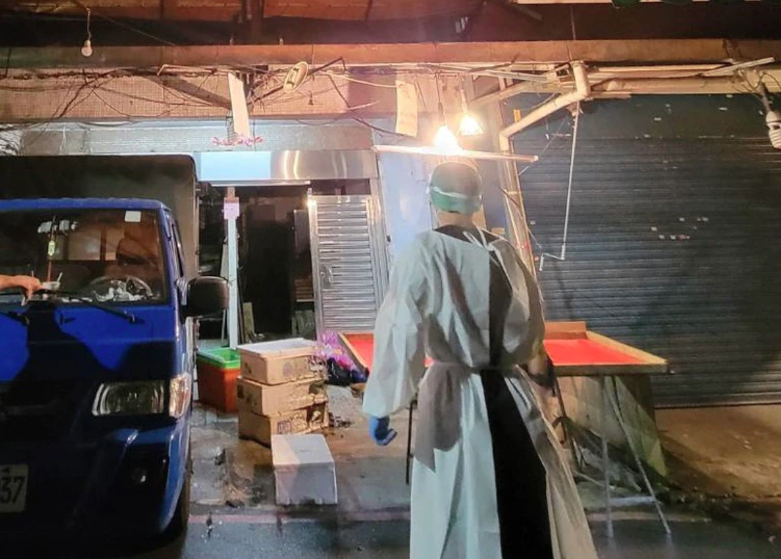 2名攤商在虎林街大打出手，還丟擲汽油彈，警方到場將動手的李男逮捕。（信義分局提供）