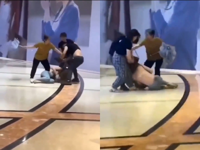 正宮將小三推倒在地、活剝對方上衣,丈母娘也拿起雨傘助陣。(翻攝自微博)