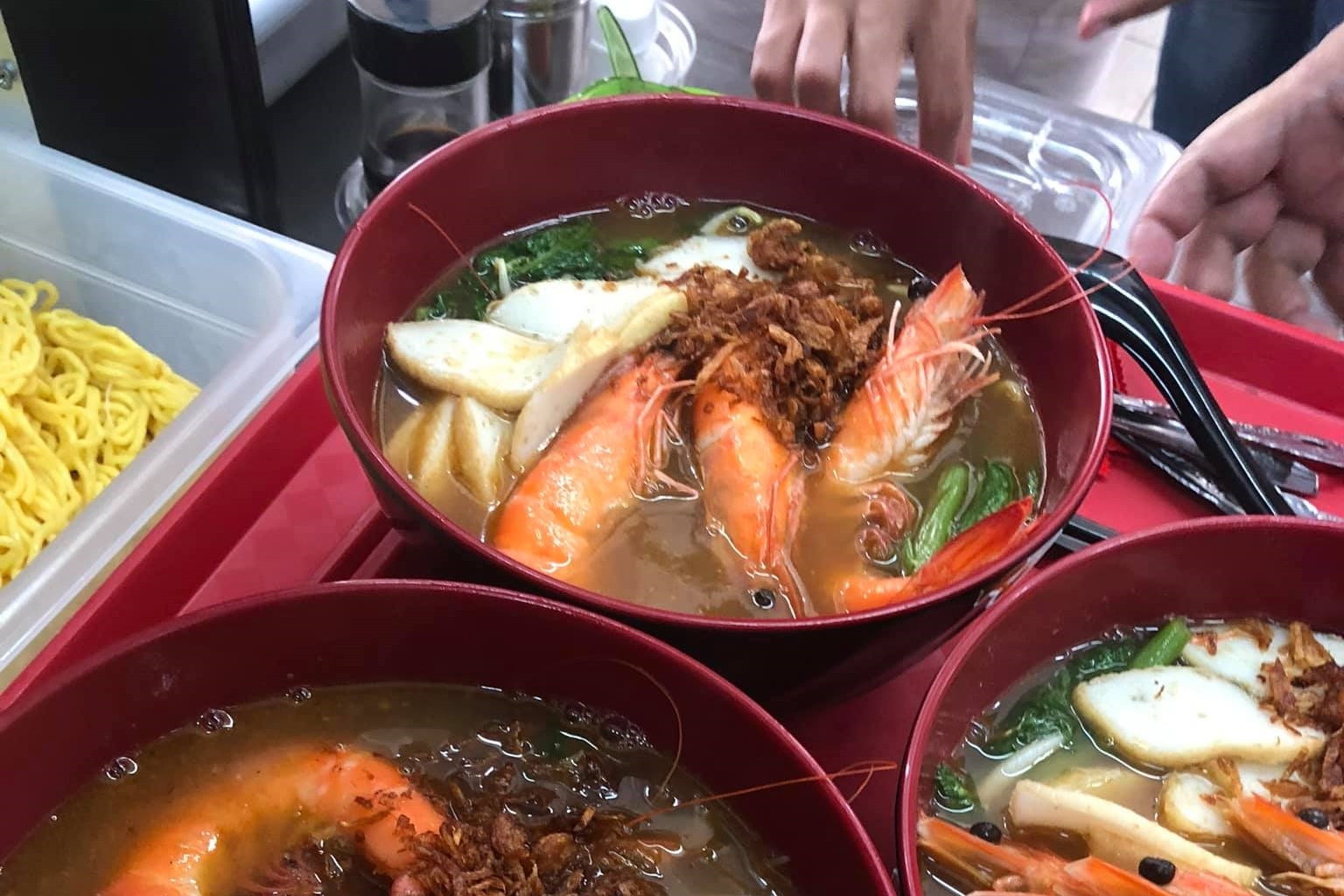 一家新加坡餐廳被客人抱怨「蝦麵」裡頭的蝦子沒剝殼。（翻攝自Deanna's Kitchen臉書）