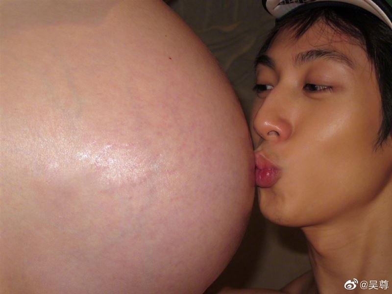 從小孩在老婆肚子裡時，吳尊就一直親。（翻攝自吳尊微博）