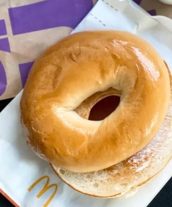 麥當勞期間限定早餐「現烤焙果」回為8年再上市，引發熱議。（翻攝自Dcard）