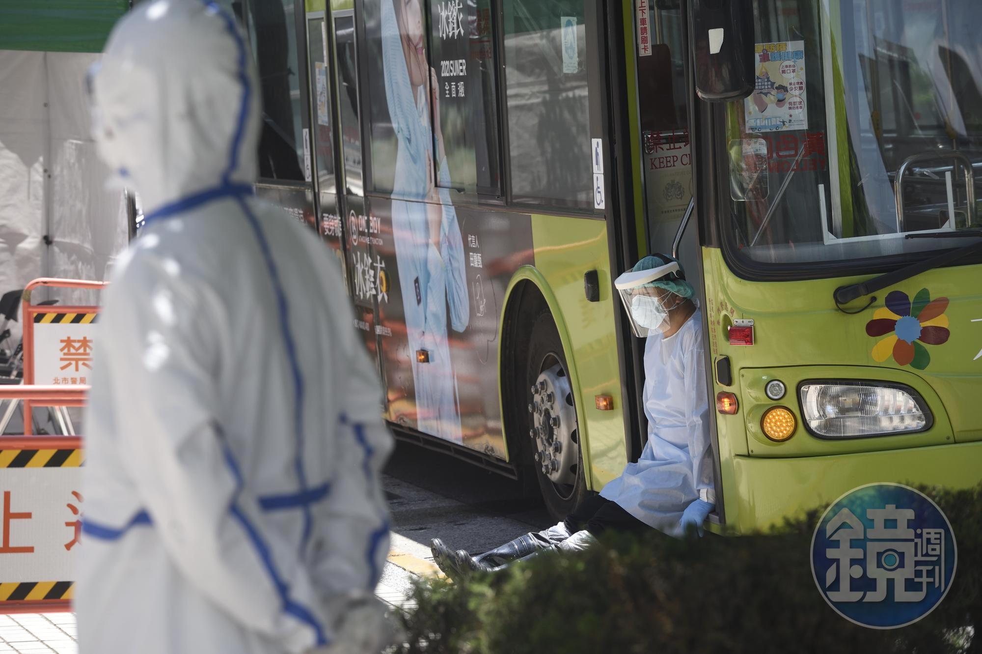 台北市中正區某國宅日前爆出多例確診,也讓北市成立忠勤專案,以「防疫公車」接送里民採檢;圖為防疫公車示意圖。(本刊資料照)