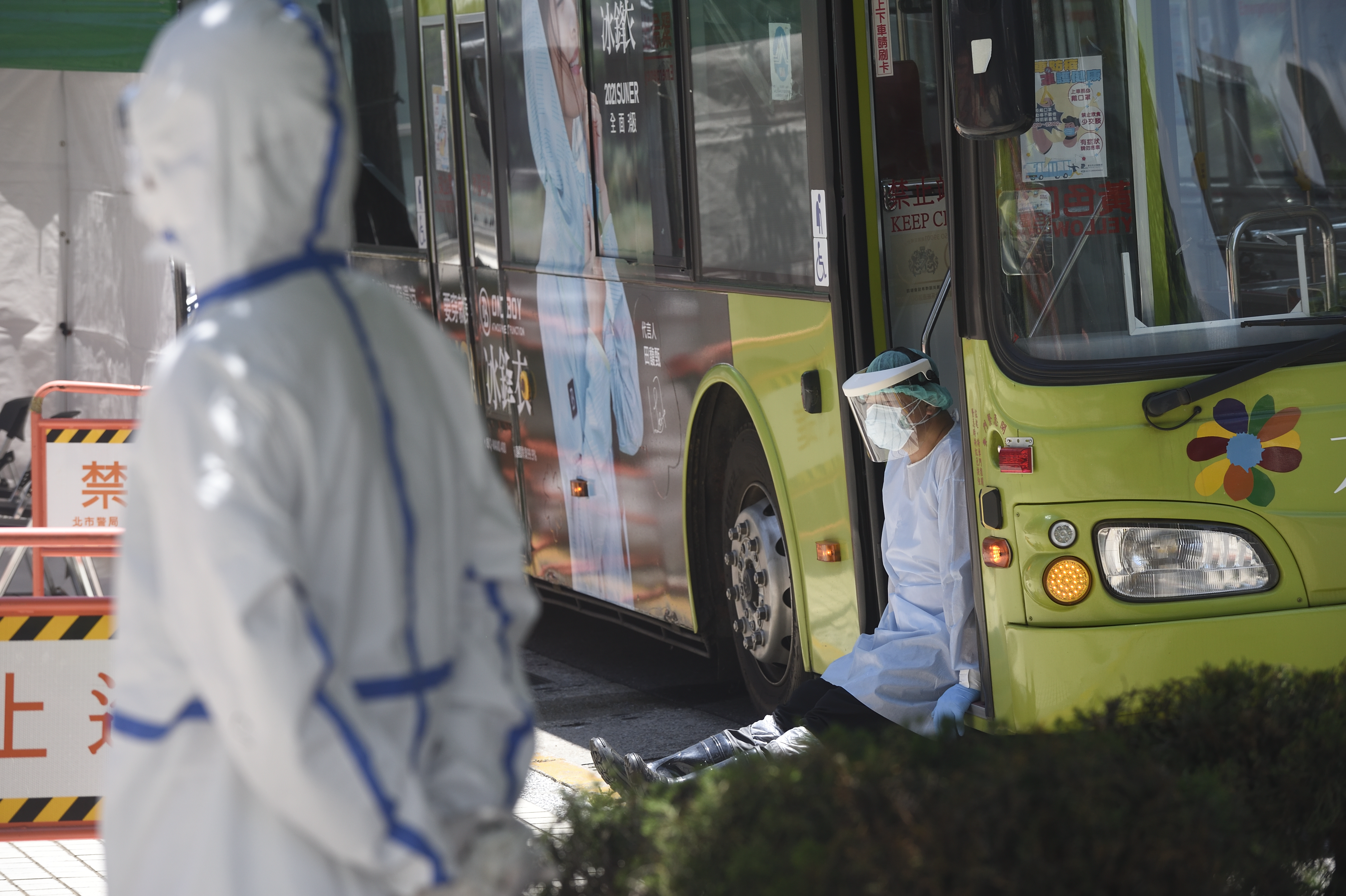 台北市中正區某國宅日前爆出多例確診，也讓北市成立忠勤專案，以「防疫公車」接送里民採檢；圖為防疫公車示意圖。（本刊資料照）