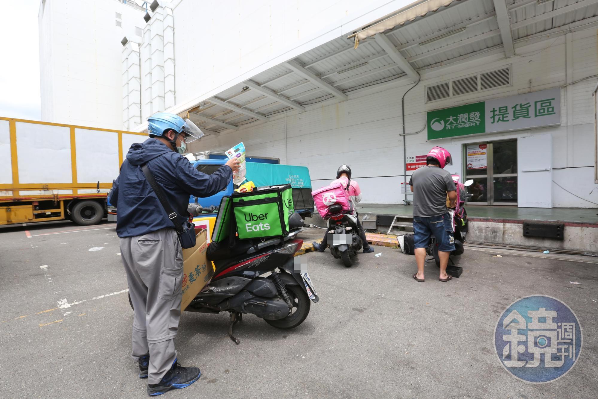 兩大外送平台UberEats和Foodpanda都有推出針對會員提供免運優惠。（示意圖，資料照）
