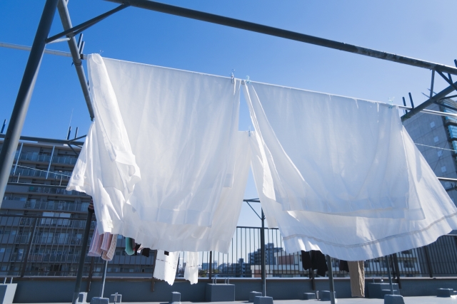 一位網友在外頭曬白色床單，卻被別人放了2大袋白米。（示意圖，photoAC）