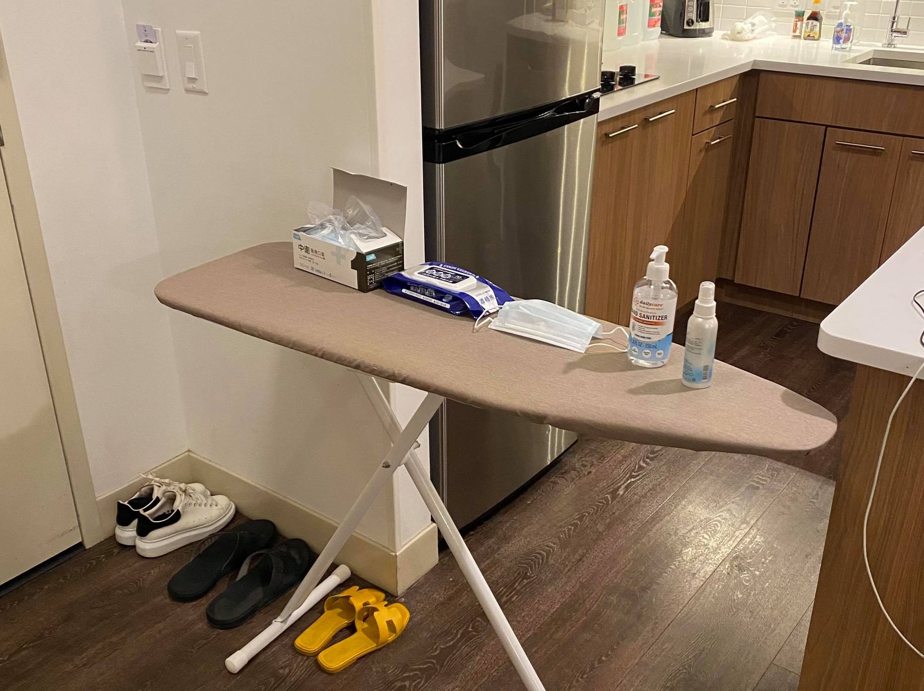 兒科醫師楊為傑表示，足不出戶的孩童仍有「發燒、嘔吐」等症狀，是因為人生活的環境中不可能無菌，並強調不要將病原帶回家裡才是重點。（示意圖，翻攝自白袍旅人-兒科楊為傑醫師臉書）